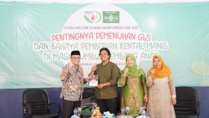 Kader-posyandu-mendampingi-balita-dalam-program-perbaikan-gizi-di-Ciketing-Udik.jpg