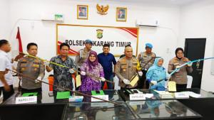 Kapolres-Metro-Bekasi-Kombes-Mustofa-menunjukkan-barang-bukti-motor-rusak.jpg