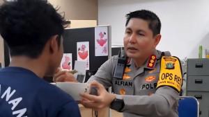 Kapolres-Metro-Jakarta-Timur-Kombes-Pol-Alfian-Nurrizal-menyuapi-bubur-kacang-ijo.jpg