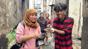 Karomah-35-memungut-koin-dari-celengan-anak-di-kontrakan-yang-terbakar.jpg