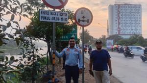 Kepala-Dishub-Karawang-Muhana-memasang-rambu-pembatasan-jam-operasional-truk.jpg