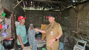 Kepala-Disperkimtan-Kabupaten-Bekasi-Nur-Chaidir-meninjau-rumah-Sodijah-79.jpg