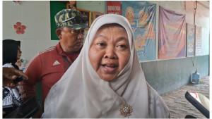 Kepala-SMPN-13-Kota-Bekasi-Titiek-Atikah-saat-diwawancarai-wartawan.jpg