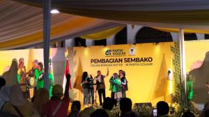 Ketua-Umum-Partai-Golkar-Bahlil-Lahadalia-memberikan-hadiah-umrah-kepada-ibu-pengemudi-ojol.jpg