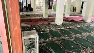 Kondisi-di-dalam-masjid-SMAN-72-Kelapa-Gading-Jakarta-Utara-tampak-berantakan-usai-ledakan.jpg