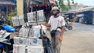Leo-pria-berusia-70-tahun-masih-mengayuh-sepeda-tuanya-untuk-berjualan-koran.jpg
