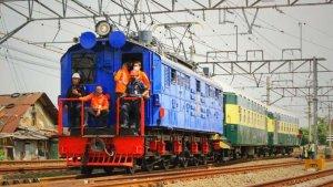 Lokomotif-Bon-Bon-dan-kereta-Djoko-Kendil.jpg