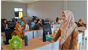 Lurah-Aren-Jaya-Pra-Fitria-Angelia-memeriksa-satu-per-satu-aparatur-saat-sidak-tumbler.jpg