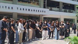 Mahasiswa-Untar-kompak-mengenakan-pakaian-serba-hitam.jpg