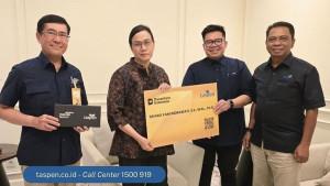 Mantan-Menteri-Keuangan-Sri-Mulyani-Indrawati-menerima-simbolis-dana-pensiun-dari-PT-Taspen.jpg
