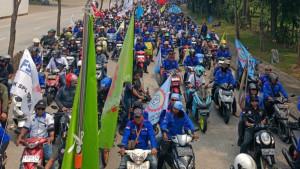 Massa-buruh-membawa-spanduk-dan-berorasi-di-depan-Pemkab-Bekasi-Kamis-2592025.jpg