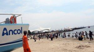 Pantai-Ancol-dipadati-pengunjung.jpg