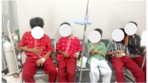 Para-murid-SDN-Kota-Baru-3-Bekasi-Barat-mendapat-perawatan-usai-menyantap-MBG.jpg