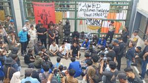 Para-wakil-rakyat-DPRD-Kabupaten-Bekasi-temui-pendemo.jpg