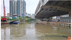 Pekerja-menyelesaikan-pembangunan-jembatan-baru-di-kawasan-Wisata-Air-dan-Kuliner-Kalimalang.jpg