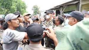 Pembongkaran-bangli-di-Cikarang-Utara-ricuh.jpg