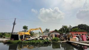 Pembongkaran-bangli-di-Cikarang-Utara.jpg