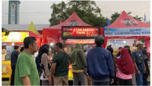 Pengunjung-tampak-mengantre-di-area-bazar-UMKM-di-Lapangan-Karangpawitan.jpg
