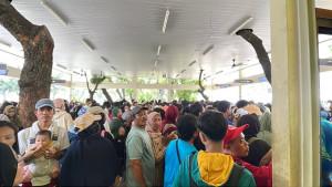 Penumpang-Transjakarta-di-Halte-Monas.jpg