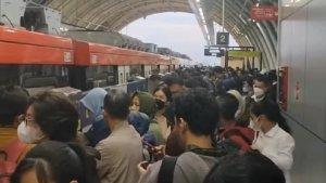 Penumpukan-Penumpang-LRT-14-Mei.jpg