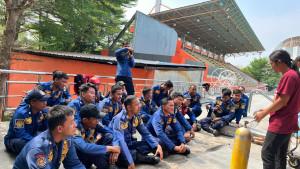 Petugas-Damkar-Kabupaten-Bekasi-sedang-mengikuti-pelatihan-penyelamatan.jpg