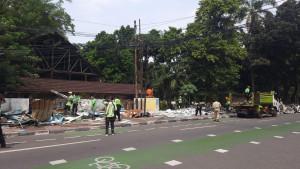 Petugas-Satpol-PP-Jakarta-Selatan-menertibkan-lapak-pedagang-di-kawasan-Pasar-Barito.jpg