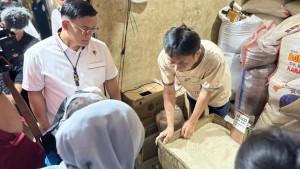 Petugas-gabungan-Polda-Metro-Jaya-melakukan-sidak-harga-beras-di-Pasar-Warung-Buncit.jpg