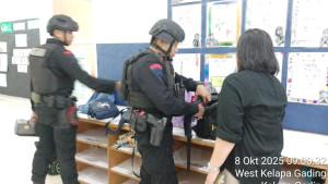Petugas-kepolisian-dan-Tim-Gegana-menyisir-area-North-Jakarta-Intercultural-School-NJIS.jpg
