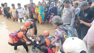Petugas-mengevakuasi-jasad-remaja-perempuan-dari-Sungai-Batang-Tebo-JAMBI.jpg