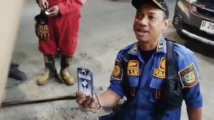 Petugas-pemadam-evakuasi-handphone.jpg