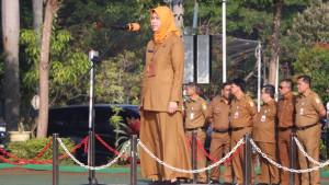 Pj-Sekda-Kabupaten-Bekasi-Ida-Farida-memimpin-apel-pagi-di-Plaza-Pemda-Cikarang-Pusat.jpg