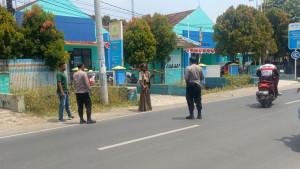 Polisi-dari-Polsek-Rengasdengklok-mengamankan-seorang-ODGJ.jpg