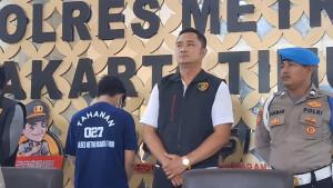 Polisi-menangkap-A-26-di-Bekasi-usai-membakar-istrinya-CAU-24-di-Jalan-Otista-Raya.jpg
