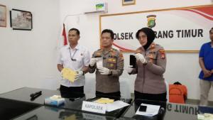 Polisi-menggelandang-dua-pria-tersangka-pengedar-sabu-di-Mapolsek-Cikarang-Timur.jpg
