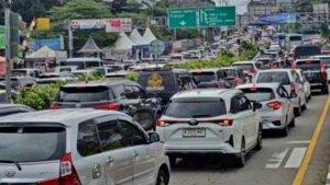 Polisi-terapkan-sistem-satu-arah-atau-one-way-di-jalur-Puncak-Bogor.jpg