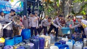 Polres-Karawang-bantu-distribusikan-air-bersih.jpg