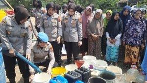 Polwan-Polres-Karawang-distribusikan-air-bersih.jpg