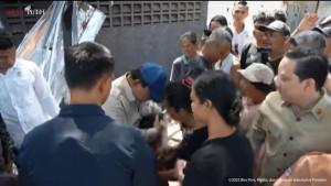 Prabowo-peluk-bocah-korban-banjir-Bali.jpg