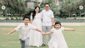 Puput-Nastiti-Devi-dan-Basuki-Tjahaja-Purnama-berpose-dalam-pemotretan-outdoor.jpg