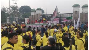 Ratusan-mahasiswa-menggelar-aksi-RakyatTagihJanji-di-depan-Gedung-DPR-RI.jpg