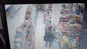 Rekaman-CCTV-memperlihatkan-aksi-seorang-ibu-rumah-tangga-mencuri-sembako.jpg