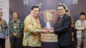Rektor-UBJ-terima-penghargaan-di-Jakarta-19092025.jpg