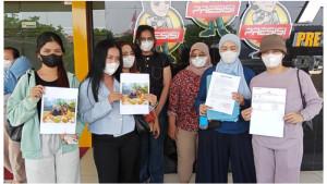 Sejumlah-perempuan-korban-investasi-bodong-mendatangi-Polres-Metro-Bekasi-Kota.jpg