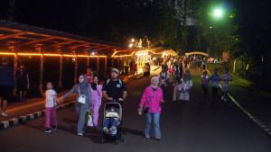 Sejumlah-warga-berjalan-menikmati-suasana-malam-di-Taman-Margasatwa-Ragunan.jpg