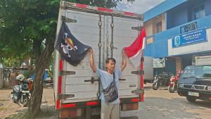 Sopir-mobil-boks-kibarkan-bendera-One-Piece-dan-Merah-Putih.jpg