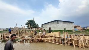 Tanggul-jebol-di-Sukatani-Bekasi.jpg
