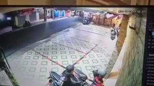 Tangkapan-layar-CCTV-memperlihatkan-aksi-pencurian-sepeda-motor-di-parkiran-depan-Hotel.jpg