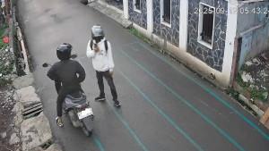 Terduga-pelaku-pencurian-motor-terekam-CCTV.jpg
