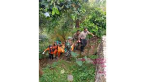 Tim-SAR-gabungan-mengevakuasi-jasad-seorang-pria-yang-ditemukan-tewas-di-Curug-Seribu.jpg