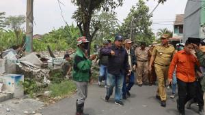 Tri-Adhianto-pimpin-pembongkaran-bangli.jpg